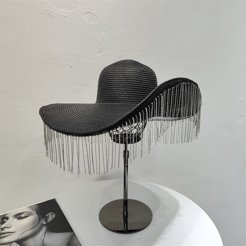 Women Fashion Photoshoot - Cappello di paglia con tesa ampia